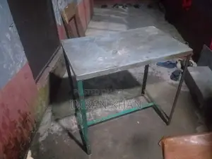 মজবুত লোহার টেবিল – বিভিন্ন কাজে ব্যবহারের উপযোগী