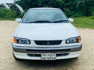 টয়োটা করোল্লা ১৯৯৬ সাদা