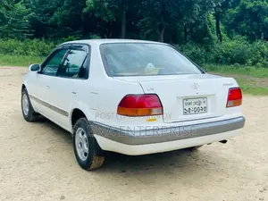 টয়োটা করোল্লা ১৯৯৬ সাদা