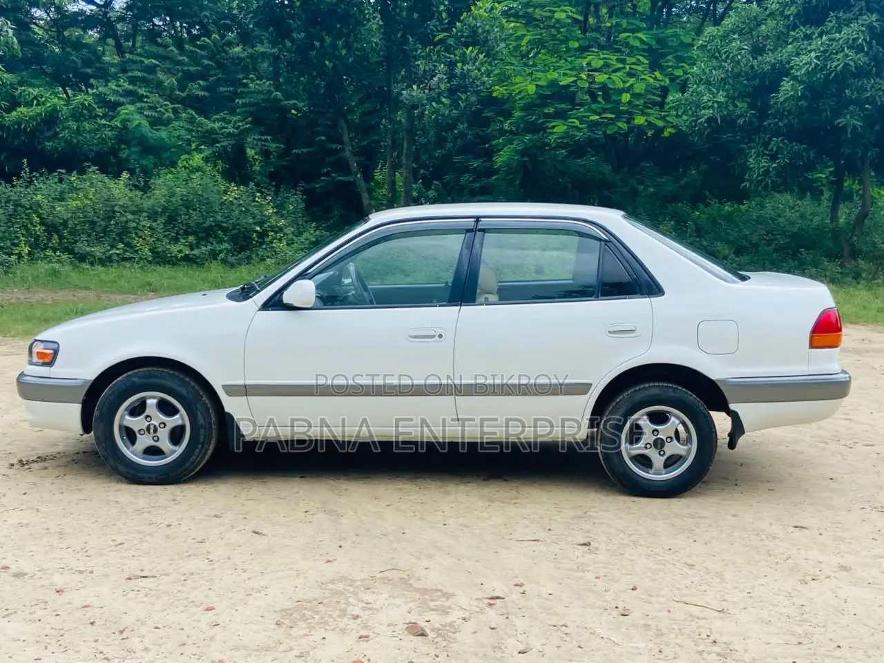 টয়োটা করোল্লা ১৯৯৬ সাদা