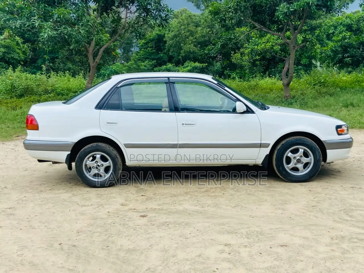 টয়োটা করোল্লা ১৯৯৬ সাদা