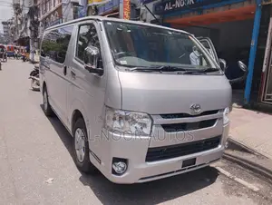টয়োটা হাইয়েস ২০২১ রূপালী