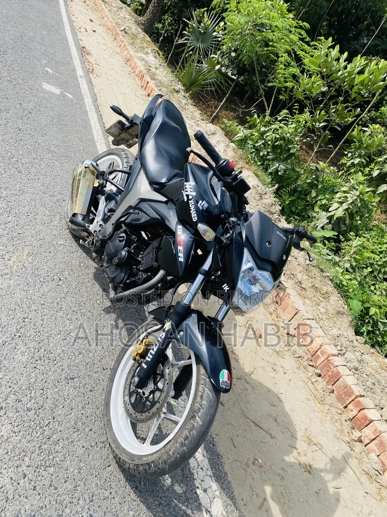 সুজুকি গিক্সার ২০২৩ কালো