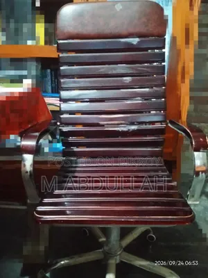 উডেন + স্টিল অফিস চেয়ার