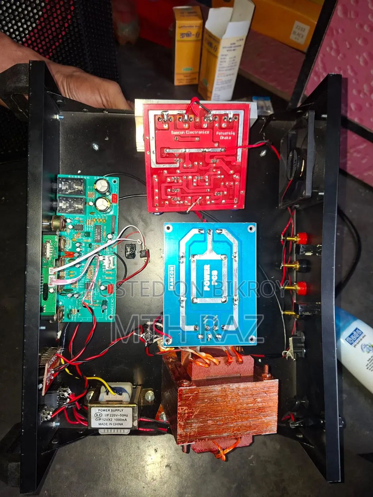 Amplifier with 12-inch speaker box