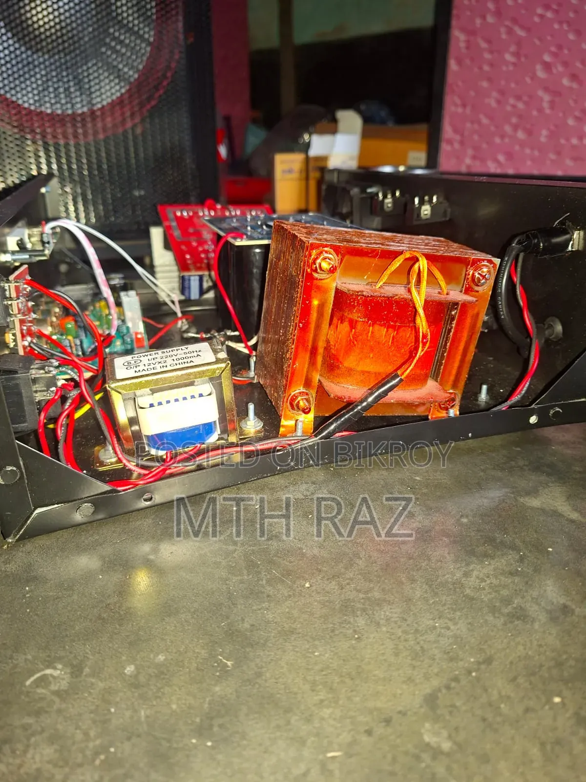 Amplifier with 12-inch speaker box