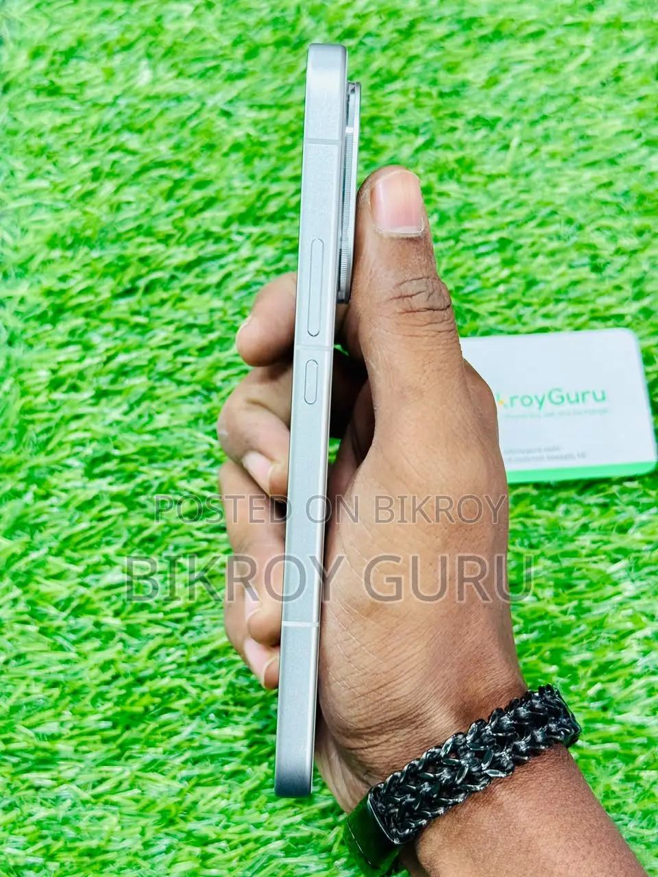 আইকিউওও ১৫ ৫১২ জিবি সাদা