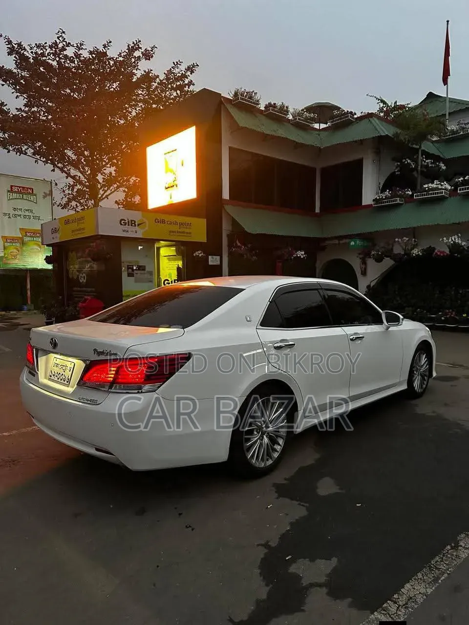 টয়োটা ক্রাউন ২০১৬ পার্ল
