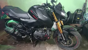 হিরো এক্সট্রিম ১৬০আর ৪ভি ২০২৫ কালো