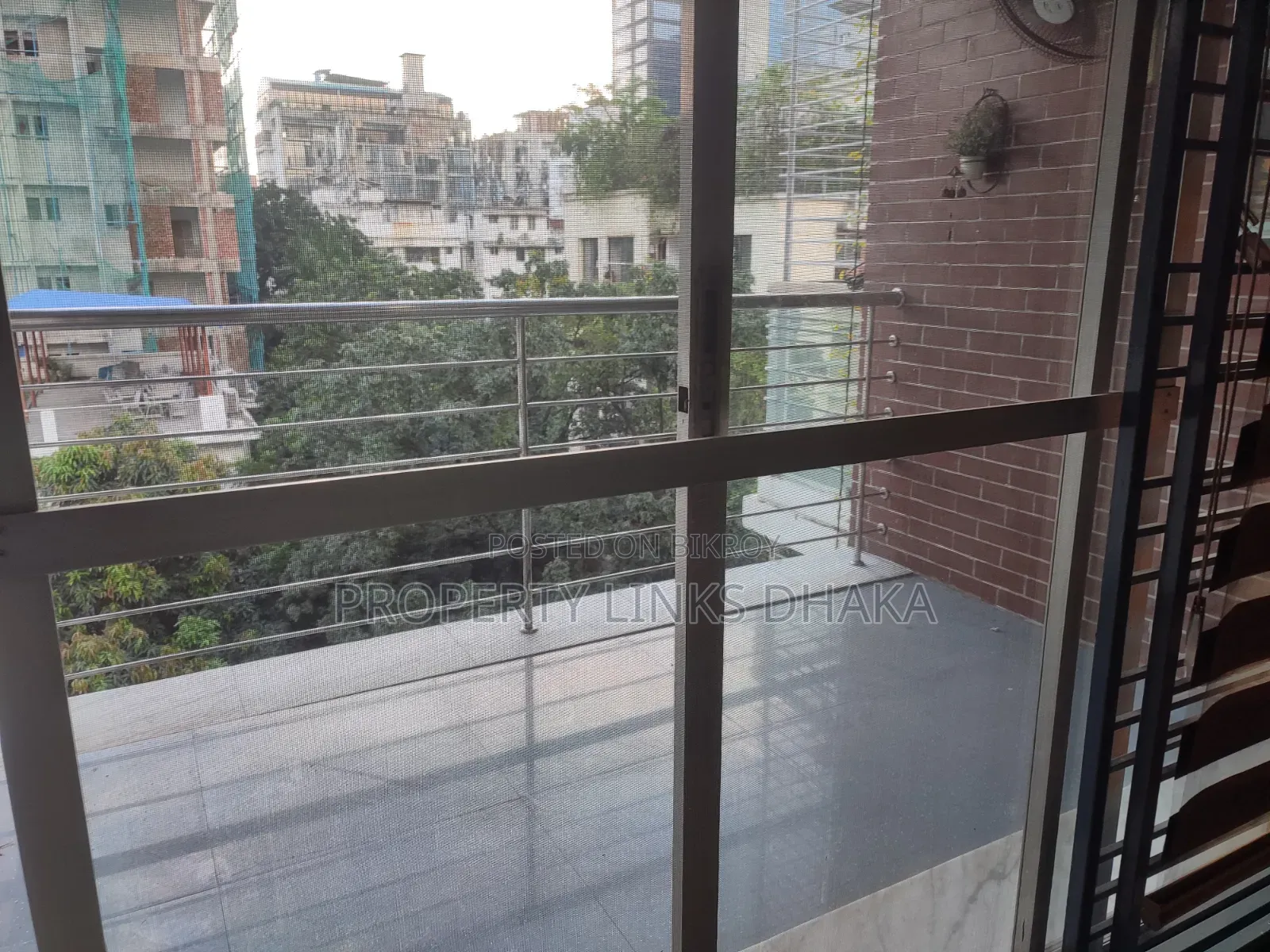 বনানীতে ভাড়ার জন্য আসবাবপত্রসহ ৪ বেডরুমের অ্যাপার্টমেন্ট