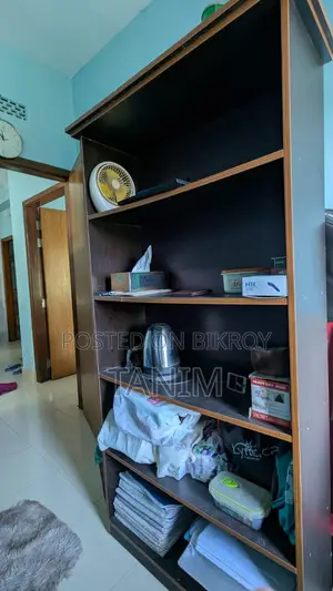 একটি ব্যবহৃত বুকশেলফ