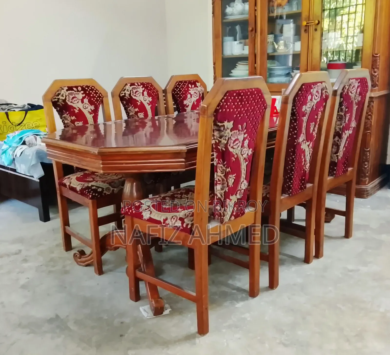 কাঠের তৈরি ডাইনিং টেবিল