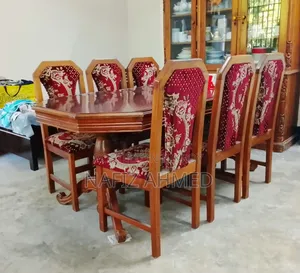 কাঠের তৈরি ডাইনিং টেবিল