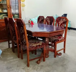 কাঠের তৈরি ডাইনিং টেবিল