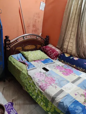 ৬ ফুট/৪ ফুট মালয়েশিয়ান কাঠ এবং স্টিলের বিছানা