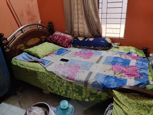 ৬ ফুট/৪ ফুট মালয়েশিয়ান কাঠ এবং স্টিলের বিছানা