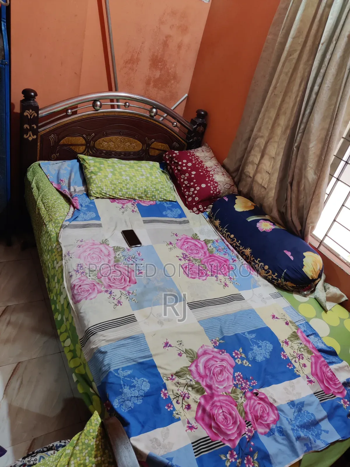 ৬ ফুট/৪ ফুট মালয়েশিয়ান কাঠ এবং স্টিলের বিছানা