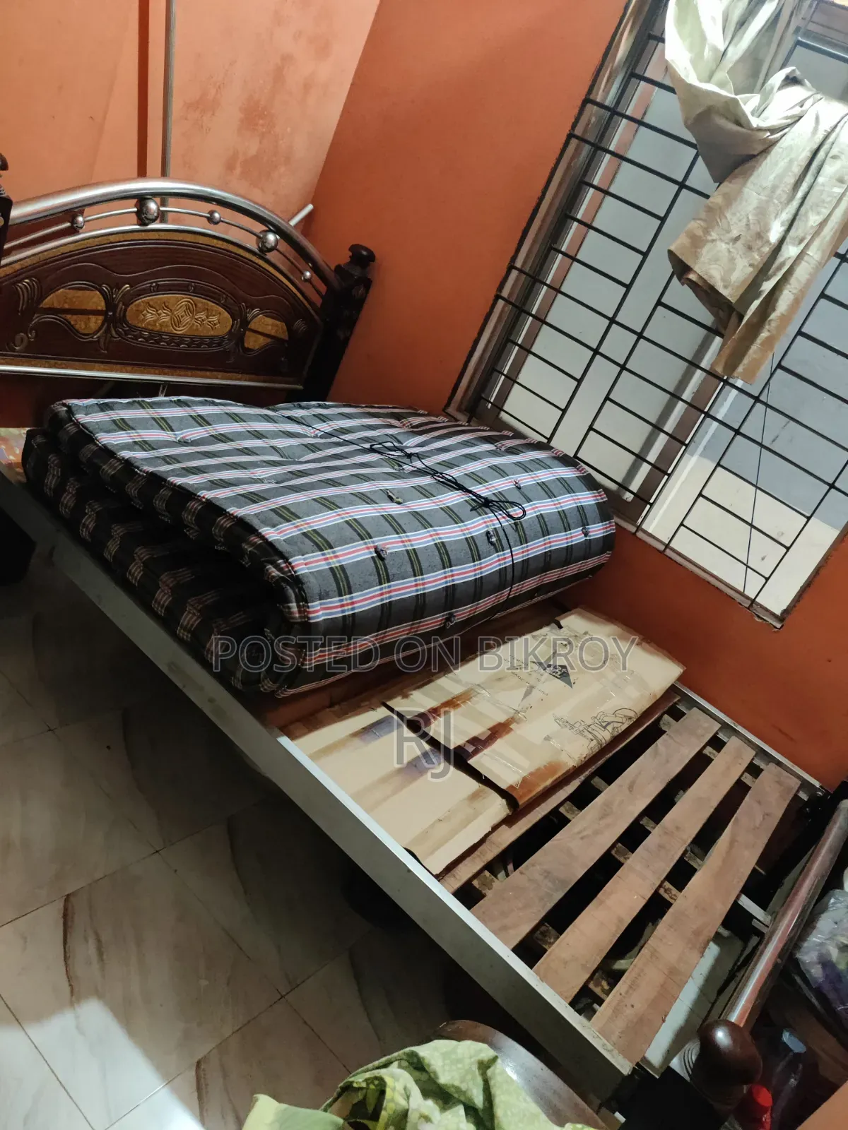 ৬ ফুট/৪ ফুট মালয়েশিয়ান কাঠ এবং স্টিলের বিছানা