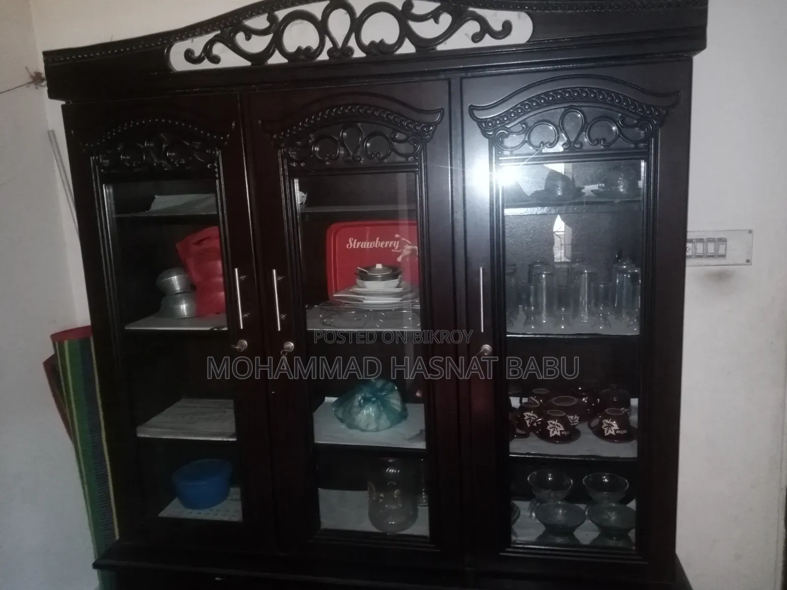 ওয়াল শোকেজ এখনো নতুনের মতো আছে,