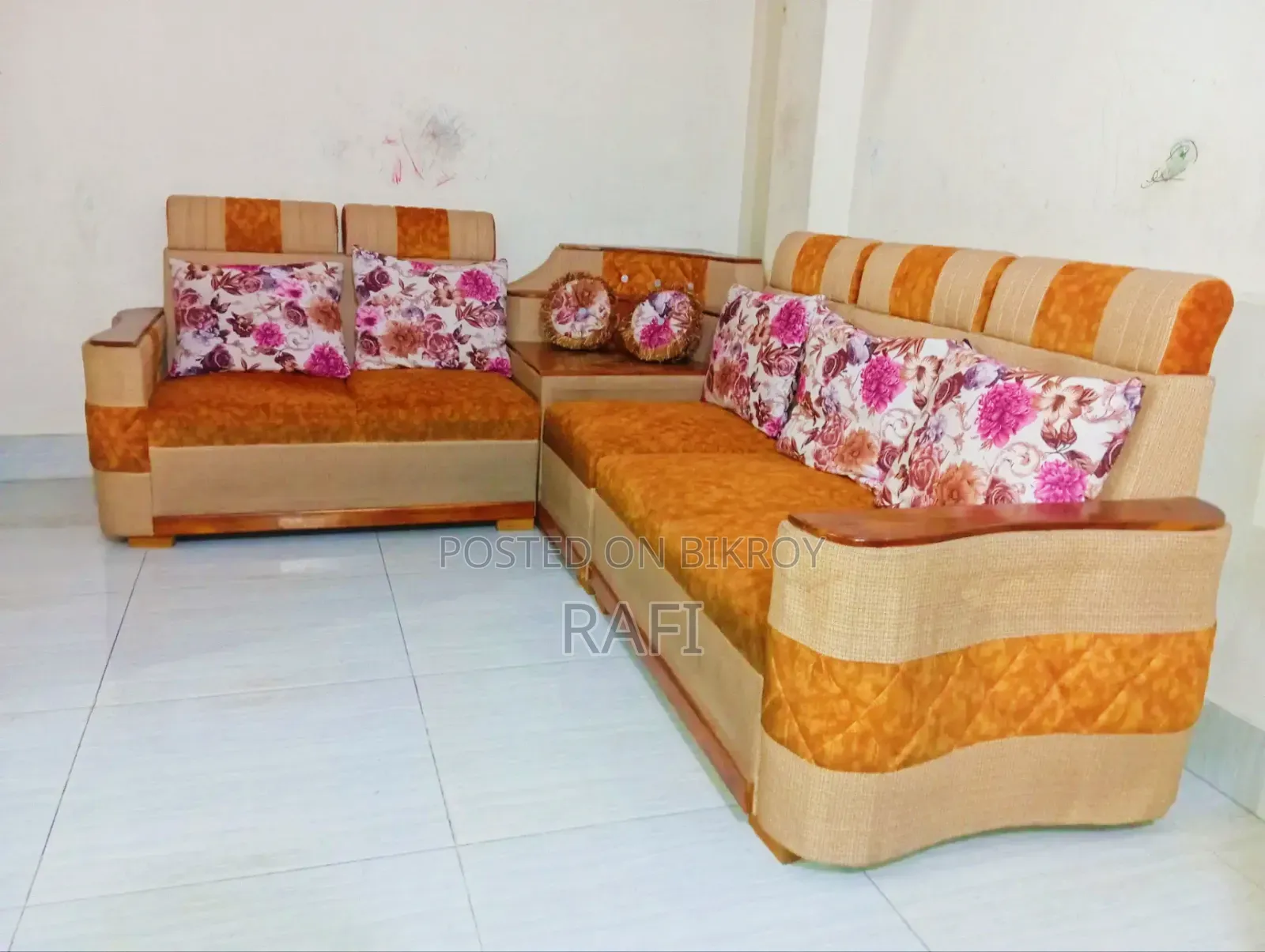 কর্নার সোফা অনেক আরামদায়ক বেশিদিন ব্যবহার হয়নি চাইলে নিতে পারেন