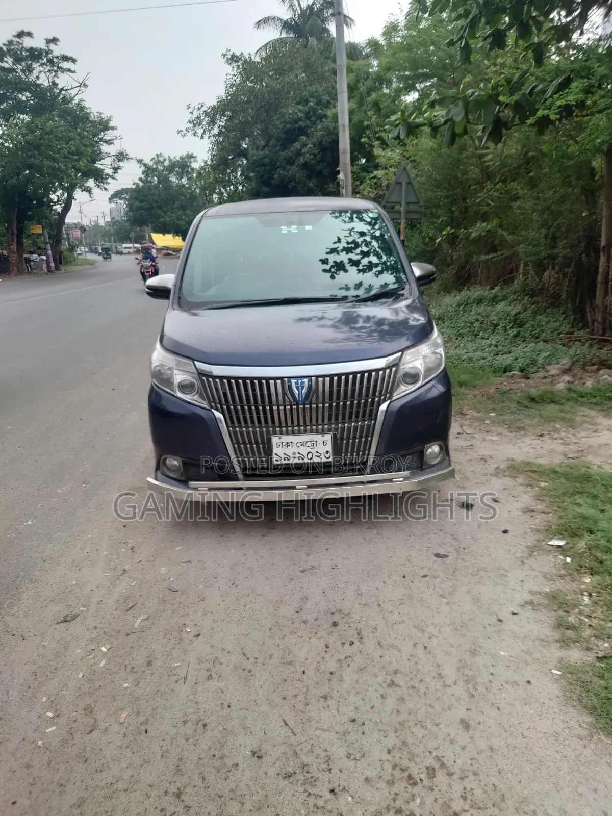 টয়োটা এসকায়ার ১.৮ এফডব্লিউডি হাইব্রিড (৭ আসন) ২০১৫ নীল