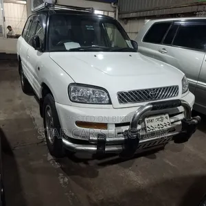 Toyota RAV4 1995 White