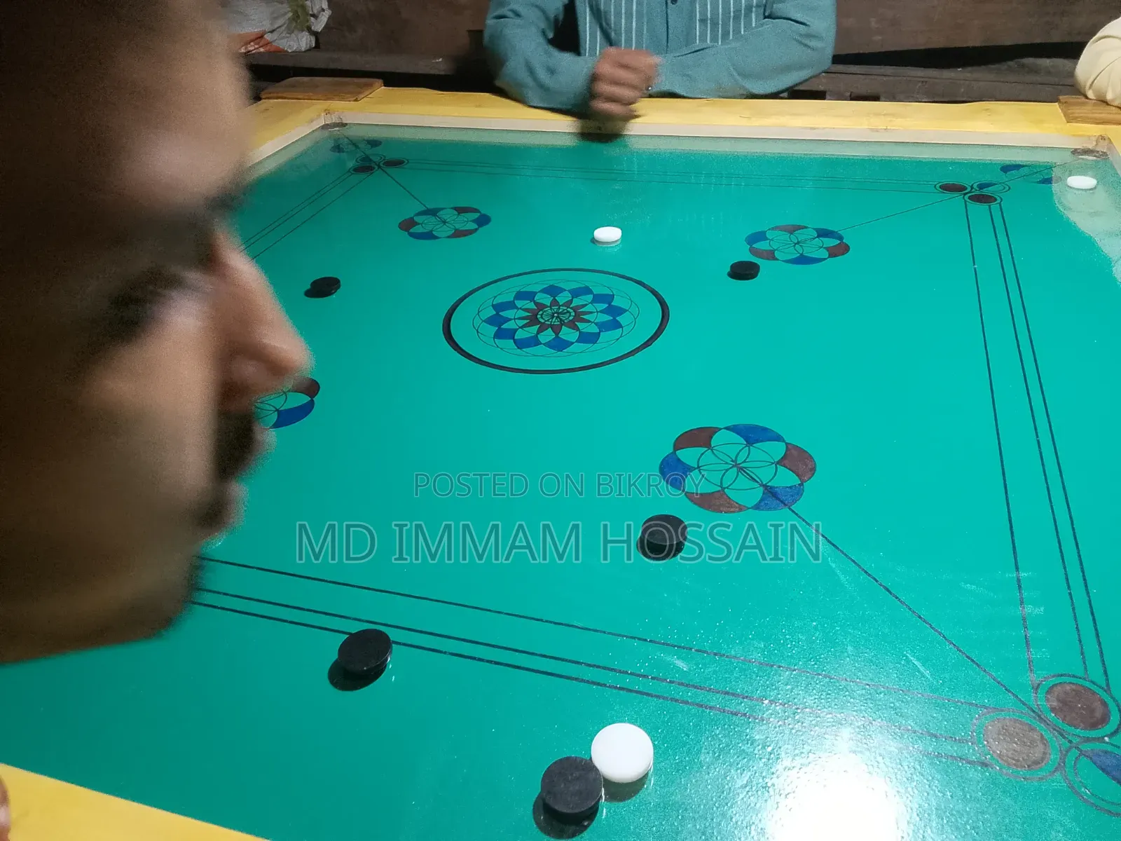 একটি গ্লাসের ক্লাম বোর্ড সাইটে বেল কাট