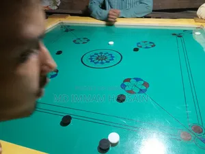 একটি গ্লাসের ক্লাম বোর্ড সাইটে বেল কাট