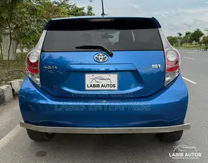 টয়োটা অ্যাকুয়া ২০১৪ ব্লু