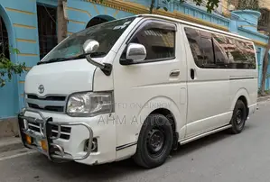 টয়োটা হাইএচ ২০১১ হোয়াইট