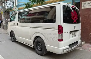 টয়োটা হাইএচ ২০১১ হোয়াইট