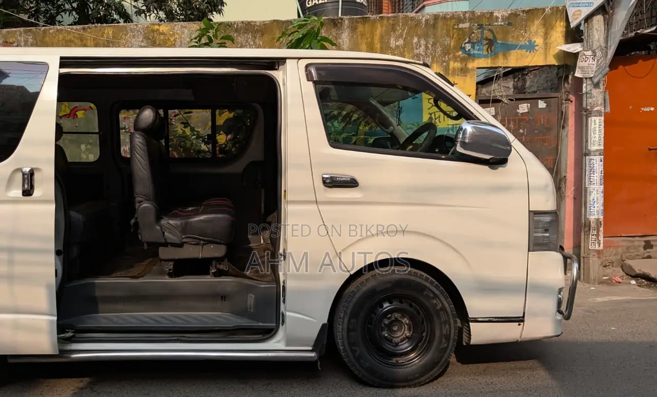 টয়োটা হাইএচ ২০১১ হোয়াইট