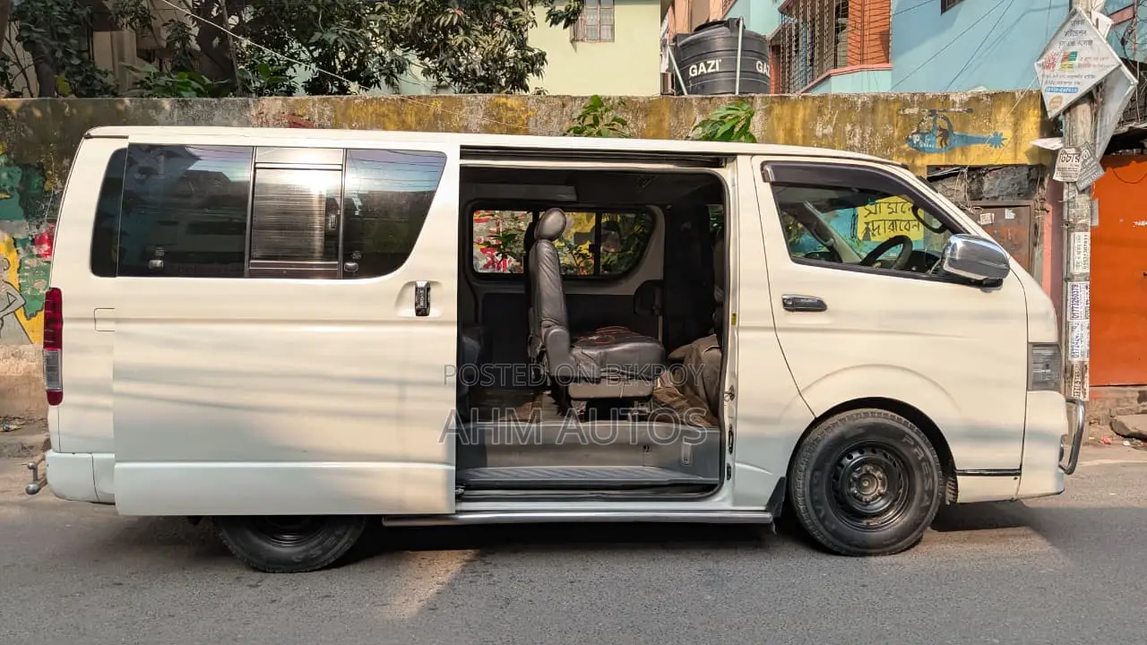 টয়োটা হাইএচ ২০১১ হোয়াইট