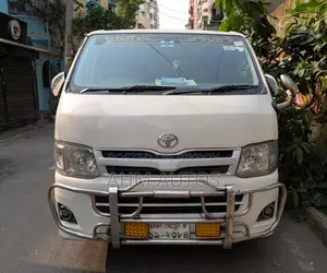 টয়োটা হাইএচ ২০১১ হোয়াইট