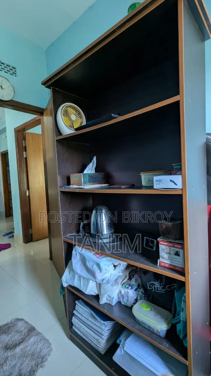 একটি ব্যবহৃত বুকশেলফ