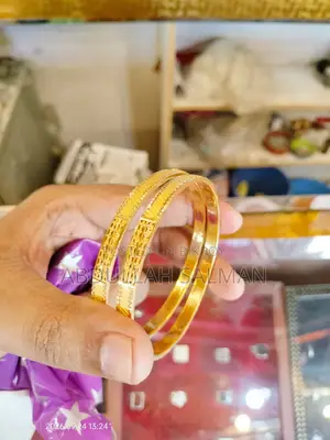 ২ ভরি ৩ রতি ৩ পয়েন্ট ওজনের ২২ ক্যারেট চুড়ি