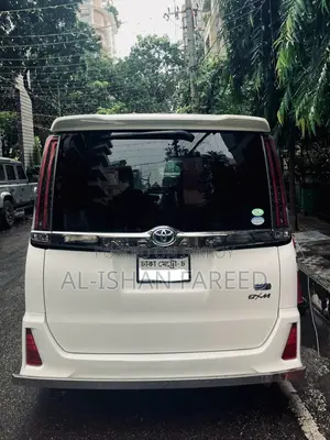 Toyota Noah 1.8 Front-Wheel Drive Hybrid (7-seater) 2018 Pearl