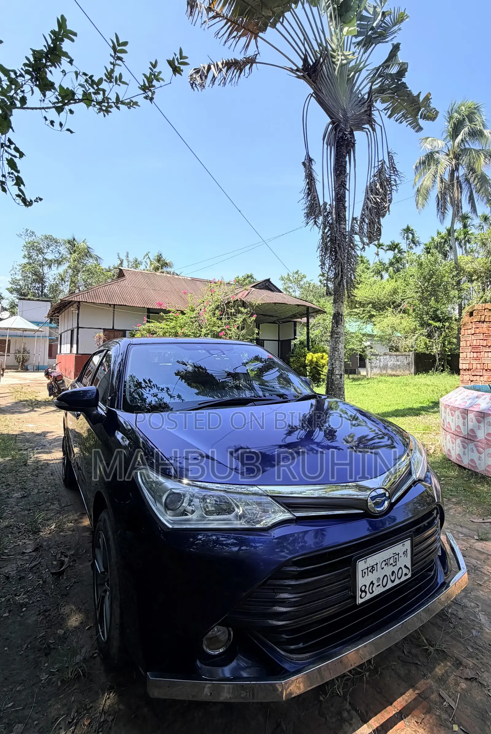 টয়োটা অ্যাক্সিও ১.৫ হাইব্রিড জি টু-হুইল ড্রাইভ ২০১৫ নীল