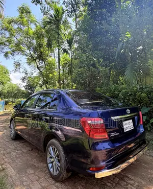টয়োটা অ্যাক্সিও ১.৫ হাইব্রিড জি টু-হুইল ড্রাইভ ২০১৫ নীল