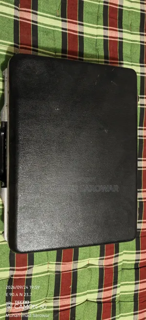 ক্লাসিক ও ভিনটেজ স্টাইলের হার্ড-শেল অ্যাটাচি কেস / ব্রিফকেস বিক্রয়