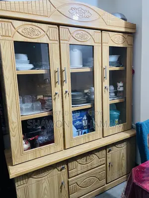 ক্রোকারিজ শোকেস