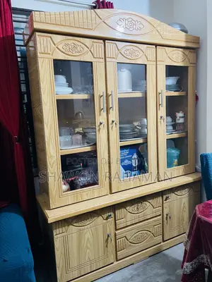 ক্রোকারিজ শোকেস