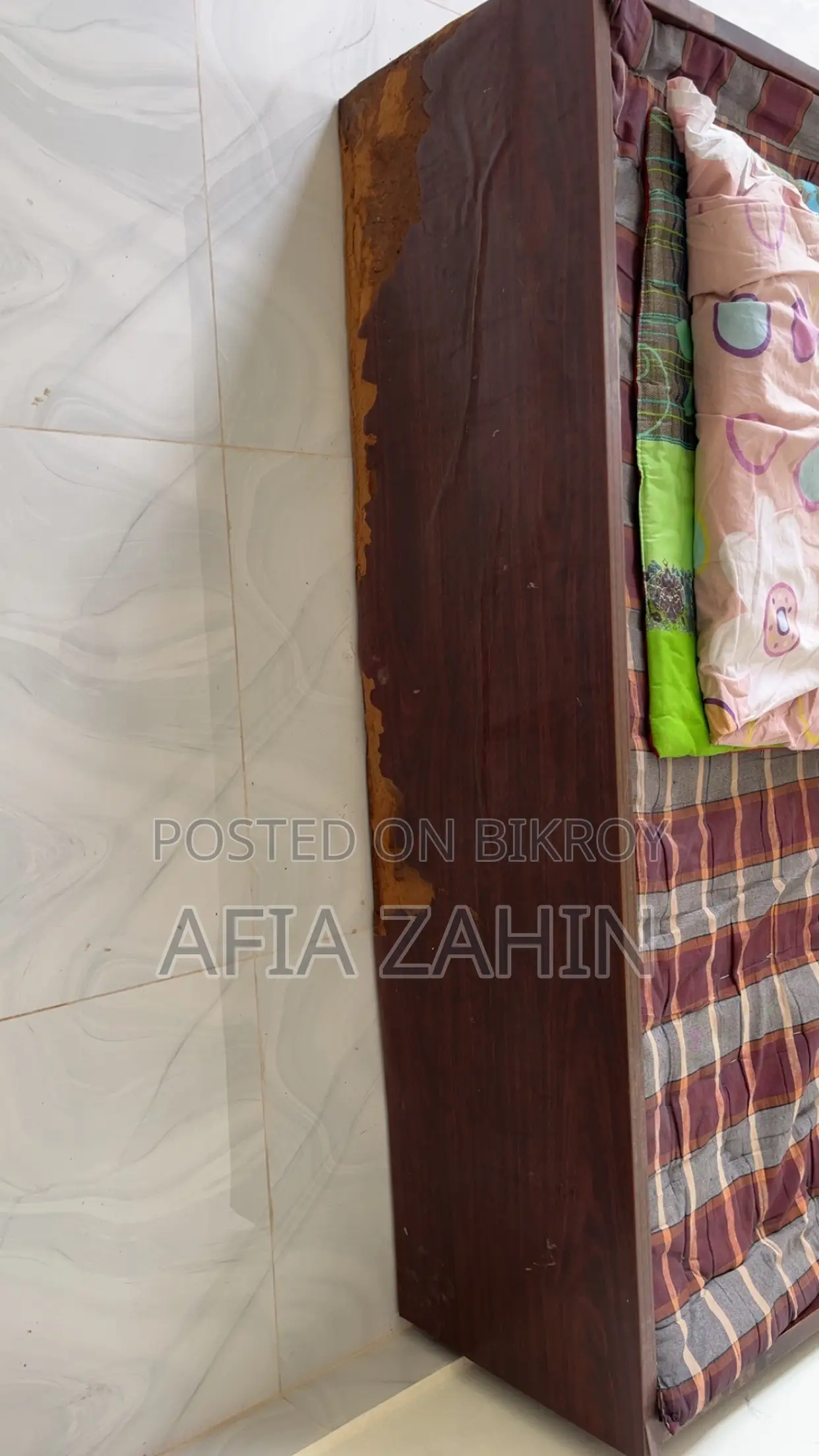 মেট্রেস এবং সাইড ডেস্ক সহ খাট