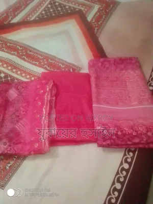 শুতি কাপড়ের মধ্যে জামা ওরনায় এম্বোডারি ও সিকোয়েন্স এর কাজ করা।