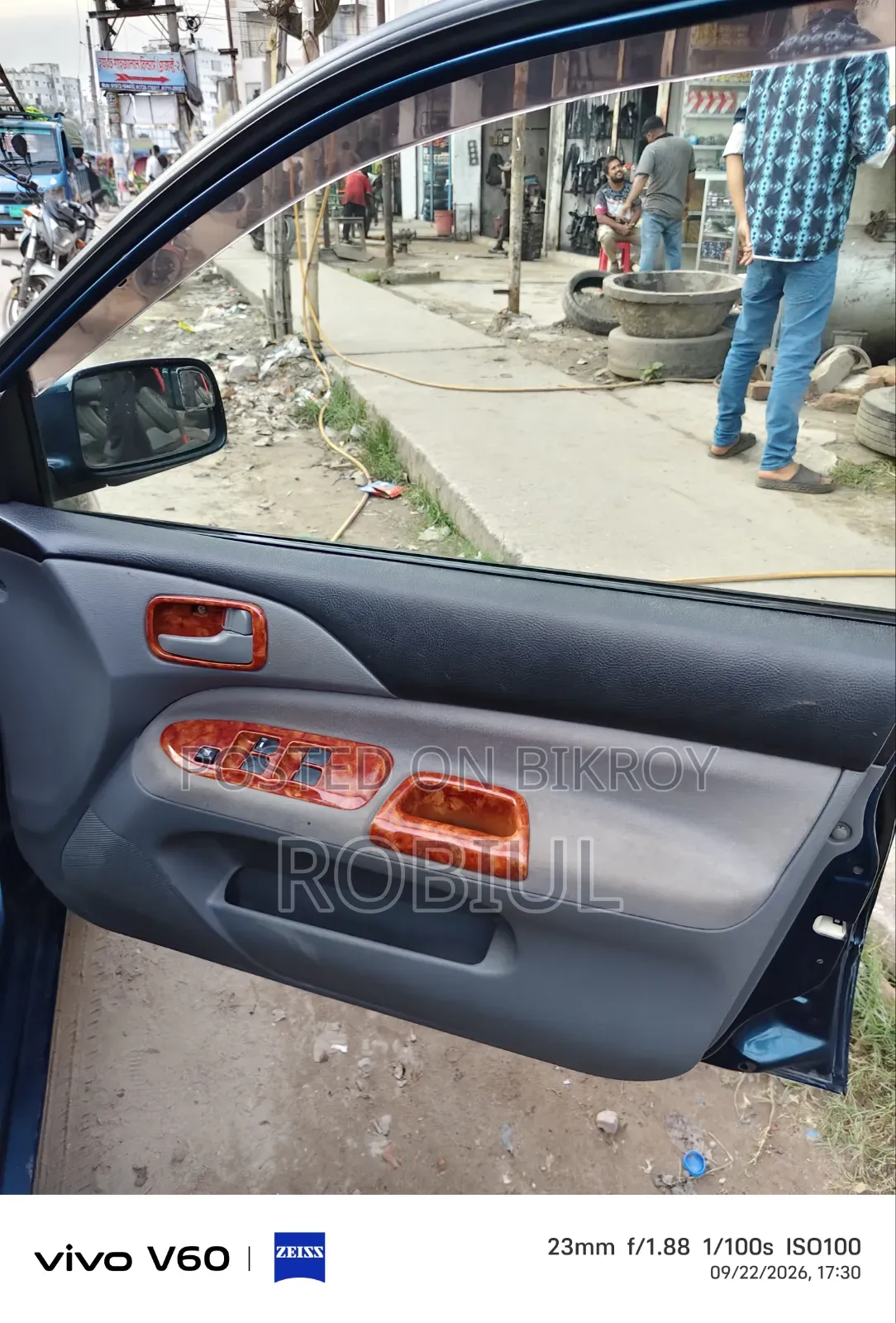 মিতসুবিশি ল্যান্সার সেডিয়া ২০০৪ নীল