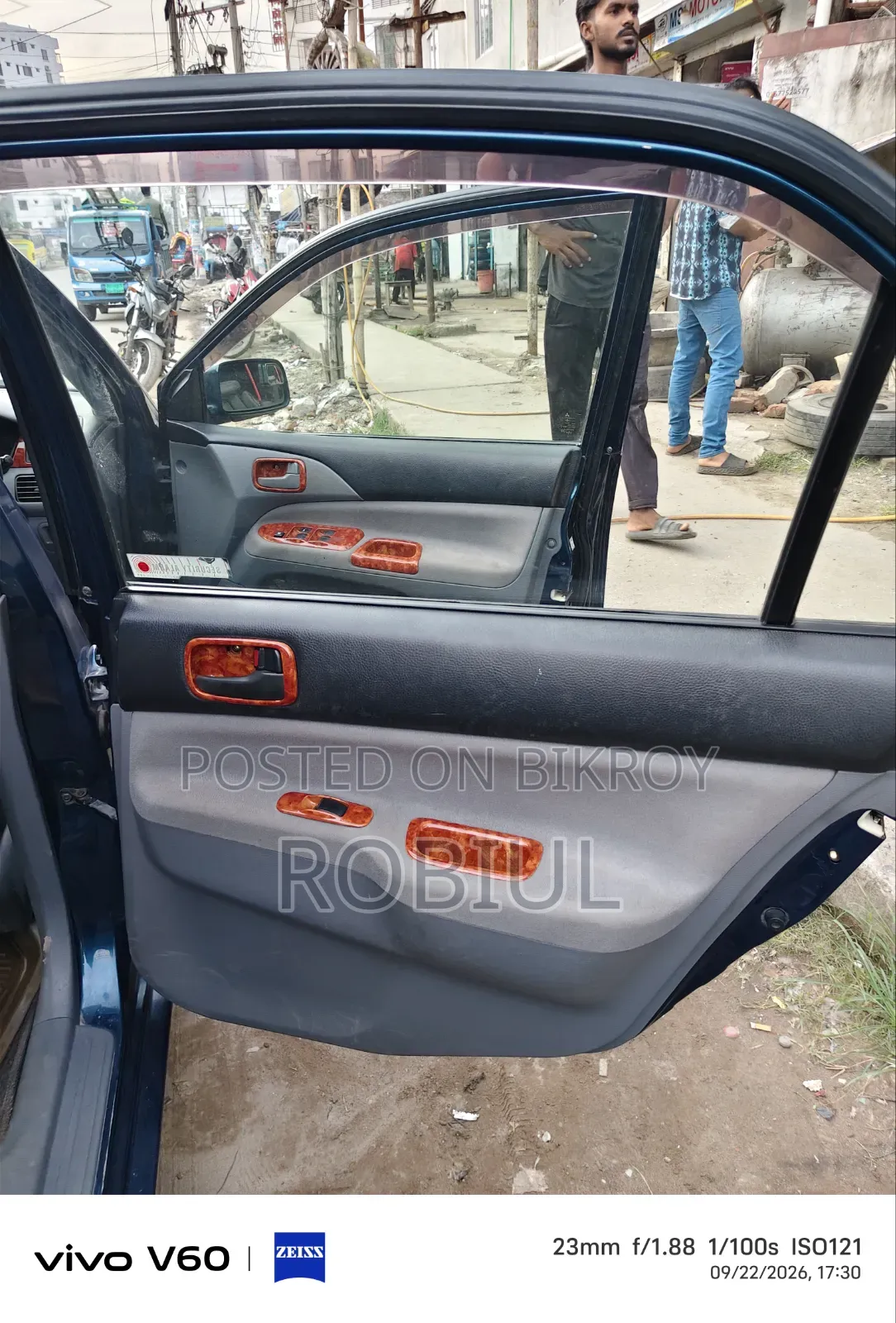 মিতসুবিশি ল্যান্সার সেডিয়া ২০০৪ নীল