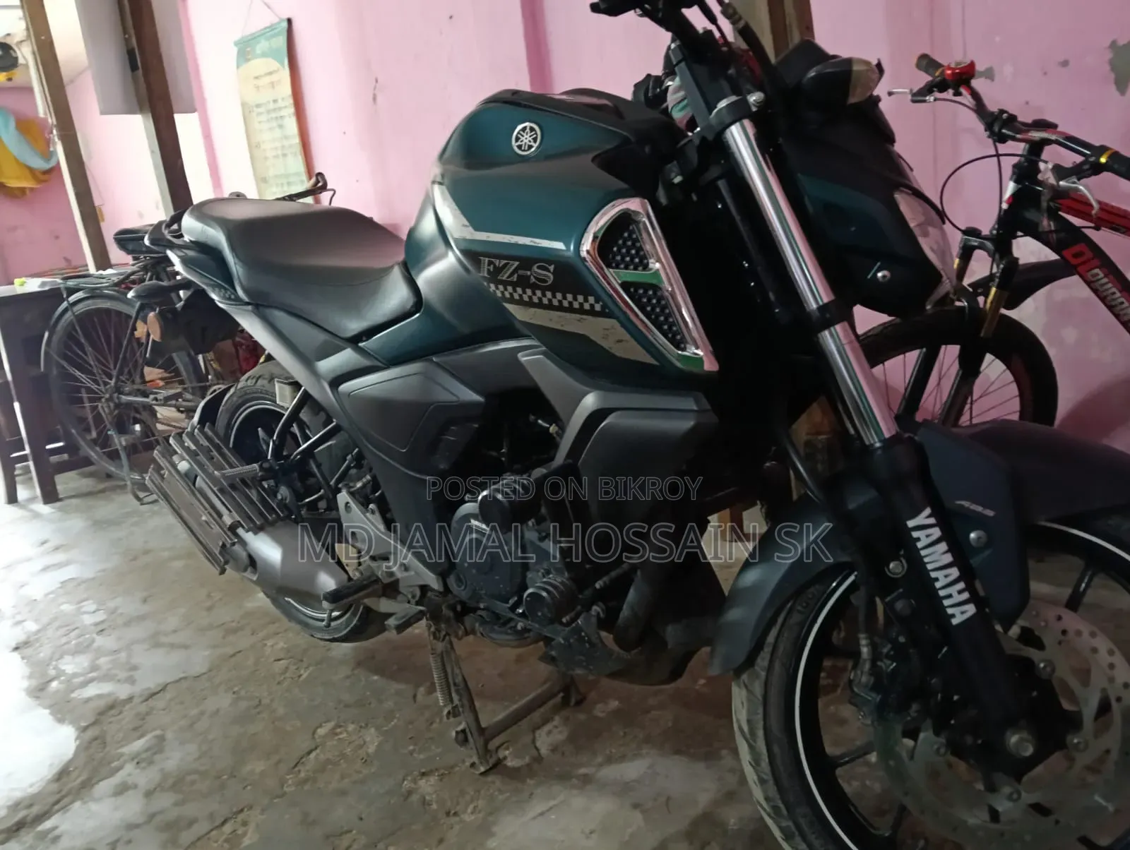 Yamaha 2022 নীল