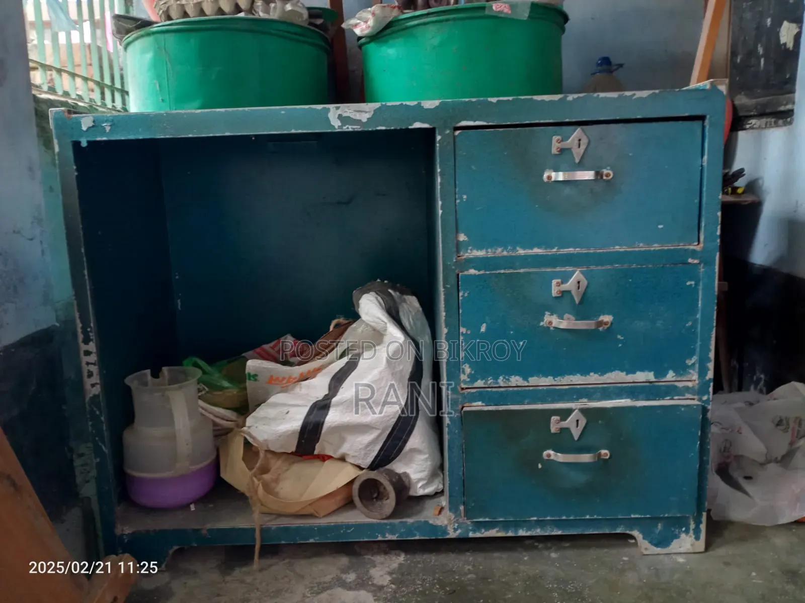 স্টিলের টেবিল