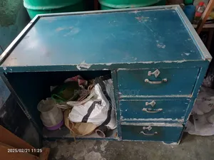 স্টিলের টেবিল