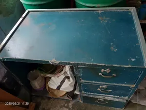 স্টিলের টেবিল